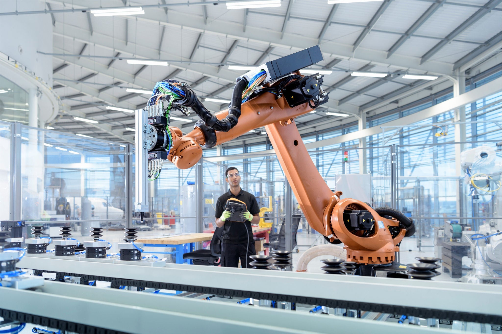 Bras robotise dans une usine moderne de fabrication automatisee