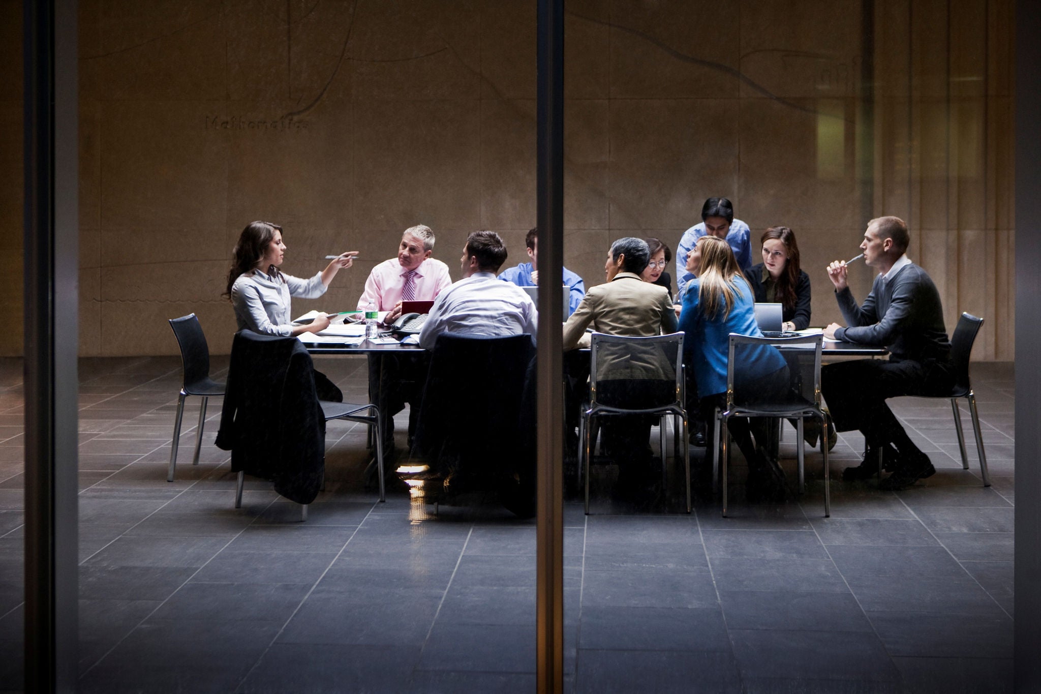 Professionnels reunis autour d une table lors d une reunion de travail