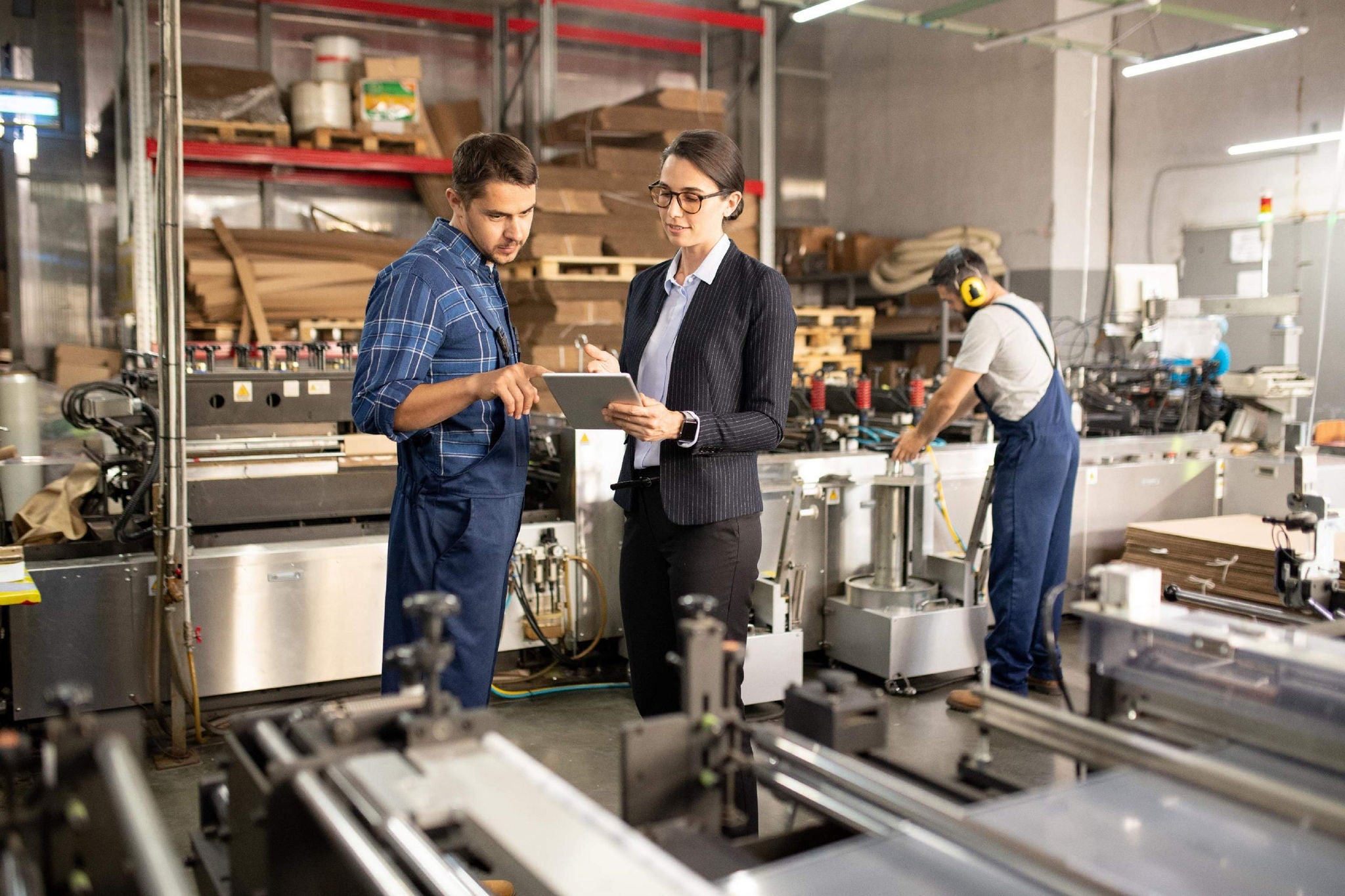 Salariés en discussion dans une usine